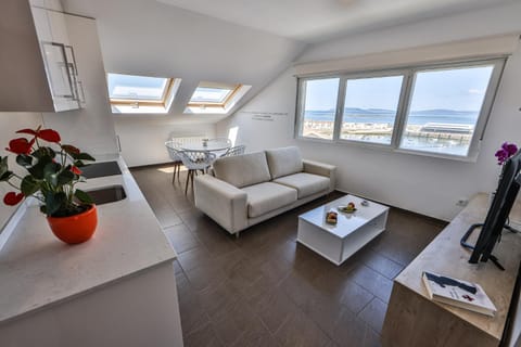 Natural landscape, TV and multimedia, Living room, Sea view