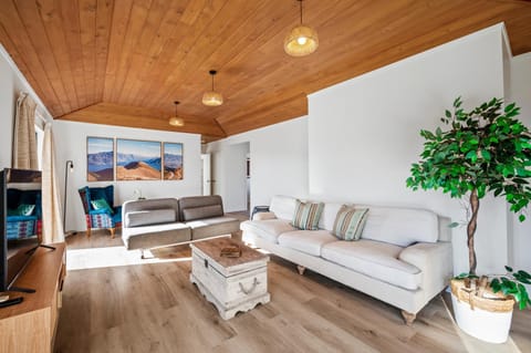 Communal lounge/ TV room, TV and multimedia, Living room, Seating area, Evening entertainment