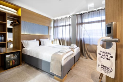 Bed, TV and multimedia, Photo of the whole room, oven