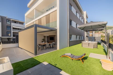 Property building, Patio, Day, Garden, Balcony/Terrace, Seating area, Evening entertainment, Garden view, sunbed