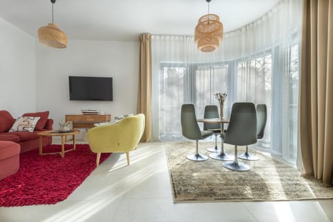 Communal lounge/ TV room, TV and multimedia, Balcony/Terrace, Balcony/Terrace, Living room, Dining area, Location, cot, flat iron, furniture, internet, microwave, washing machine, washing machine