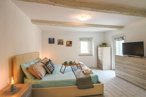 Bed, TV and multimedia, Photo of the whole room, Bedroom