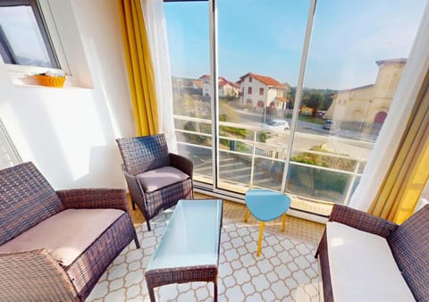 Patio, Day, Balcony/Terrace