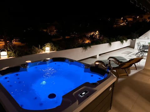Night, Hot Tub