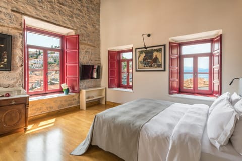 Bed, TV and multimedia, Bedroom