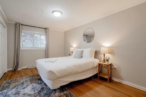 Mins to USC Hospital Zoo Columbia Duet-Unit A House in West Columbia