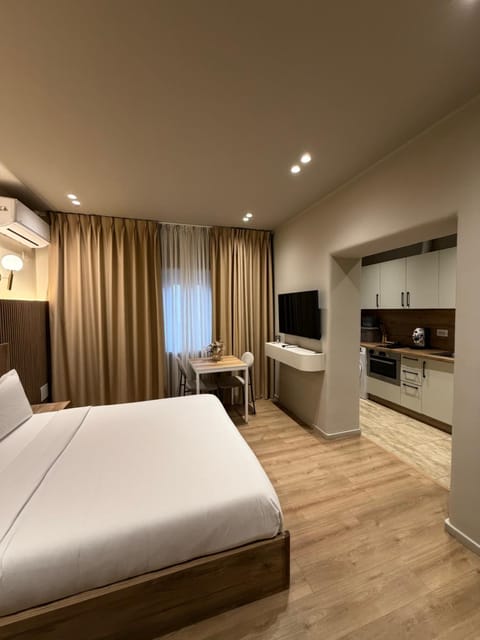Communal lounge/ TV room, Bed, TV and multimedia, Photo of the whole room, Seating area, Evening entertainment, Bedroom, minibar