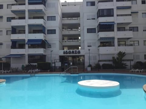 Property building, Day, Pool view, Swimming pool, sunbed