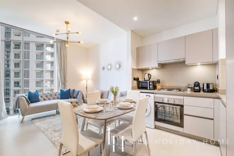 Coffee/tea facilities, Kitchen or kitchenette, Living room, Dining area, stove, toaster