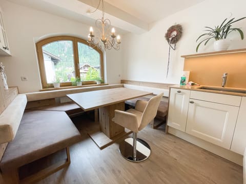 Kitchen or kitchenette, Seating area, Dining area