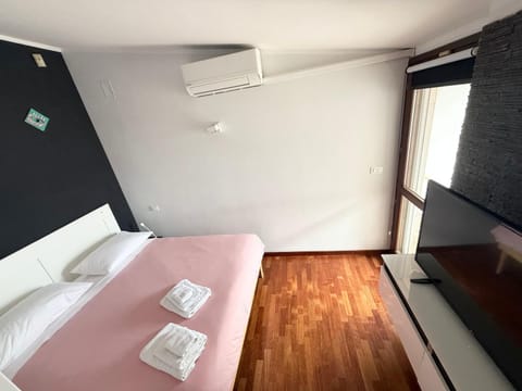 Bed, Bedroom, towels