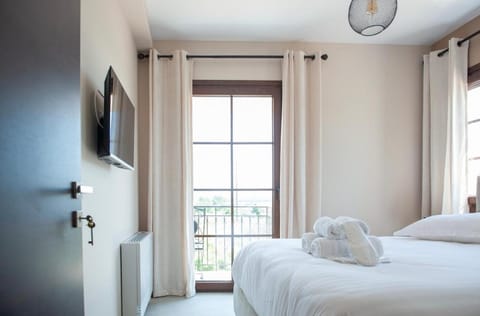 Bed, Bedroom, towels
