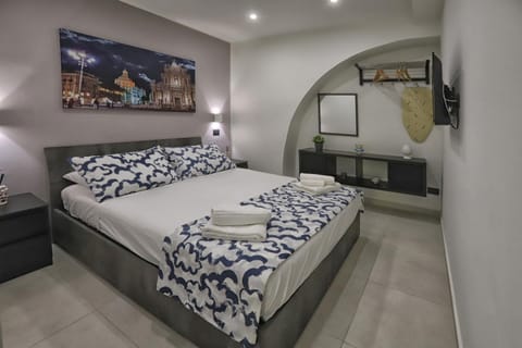 Bed, TV and multimedia, Bedroom, microwave, towels