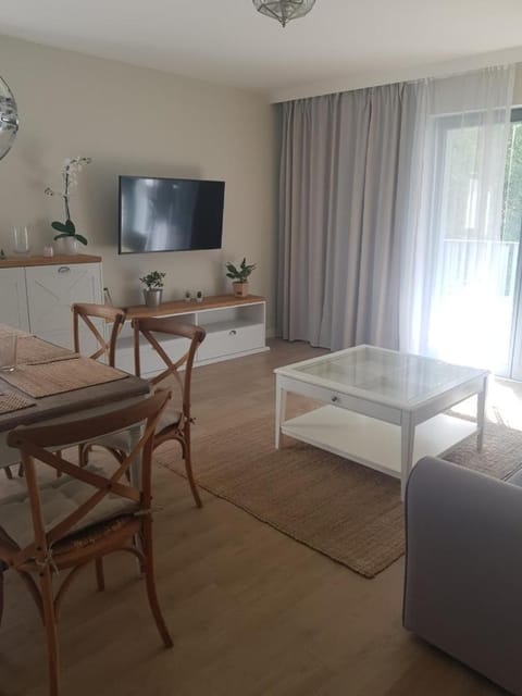 Communal lounge/ TV room, TV and multimedia, Living room, Seating area, Dining area, Evening entertainment