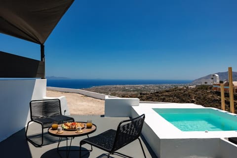 Patio, Day, Natural landscape, Hot Tub, View (from property/room), Food and drinks, Seating area, Food