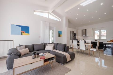 Kitchen or kitchenette, Seating area, Dining area