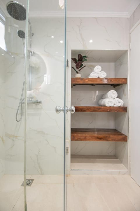 Shower, Bathroom, Decorative detail, towels