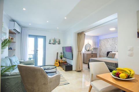 Bed, TV and multimedia, Living room, Food and drinks, Photo of the whole room, Seating area, Dining area, Bedroom, Food