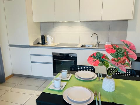 Coffee/tea facilities, Kitchen or kitchenette, Dining area, stove
