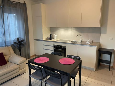 Kitchen or kitchenette, Dining area, stove