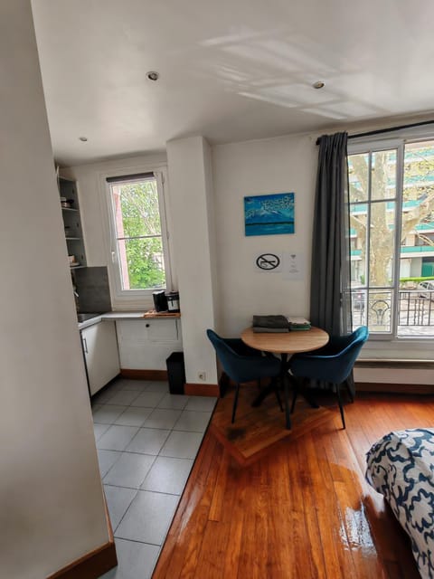 Bed, Living room, Photo of the whole room, Seating area, Bedroom