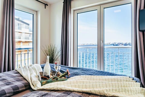 View (from property/room), Balcony/Terrace, Photo of the whole room, Bedroom, Sea view