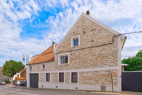 Property building, Facade/entrance, Street view, Quiet street view