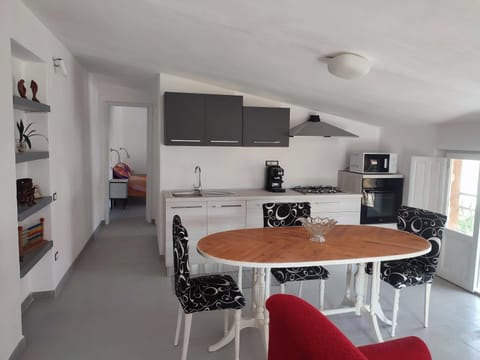 Kitchen or kitchenette, Dining area, minibar, pet friendly, stove, air conditioner
