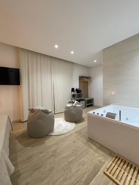 Bed, TV and multimedia, Kitchen or kitchenette, Living room, Photo of the whole room, Seating area, Bedroom