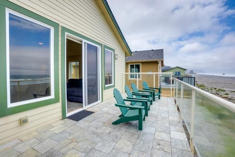 Gold Beach Retreat Private Hot Tub and Ocean Views! House in Gold Beach