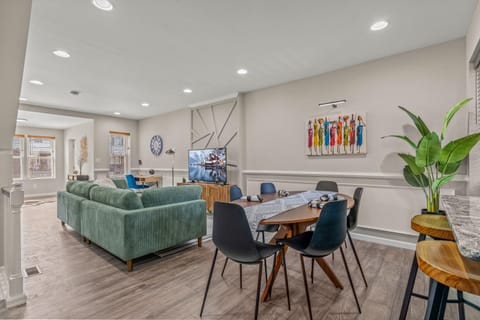 TV and multimedia, Living room, Seating area, Dining area