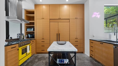 Kitchen or kitchenette, pet friendly, stove