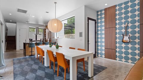 Kitchen or kitchenette, Dining area, stove