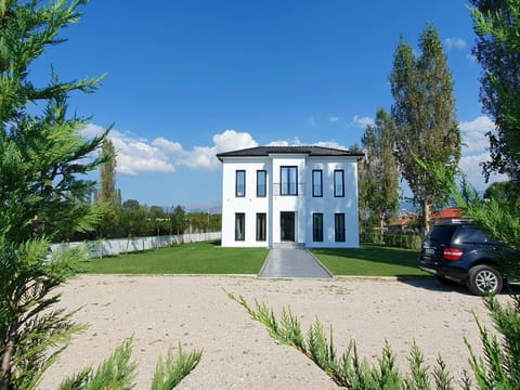 Property building, Facade/entrance, Spring, Day, Natural landscape, Garden, Garden view, Parking