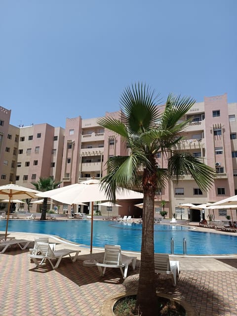 Property building, Swimming pool, sunbed