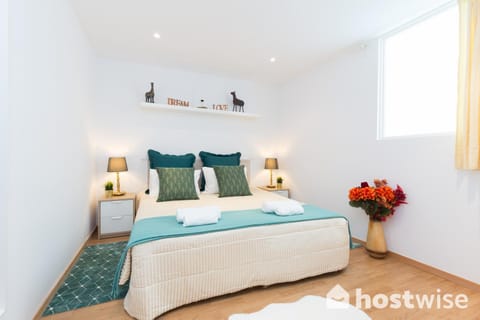 Bed, Bedroom, towels