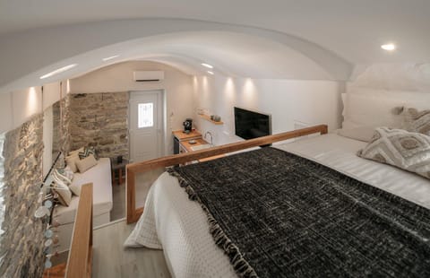 Bed, TV and multimedia, Photo of the whole room, Bedroom