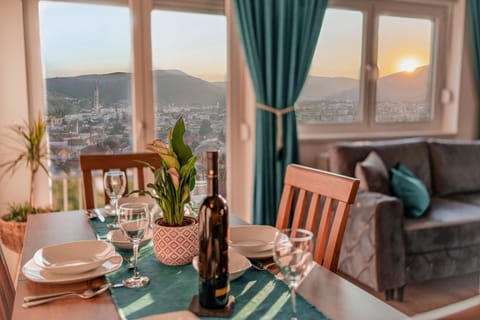 Food and drinks, Seating area, Dining area, City view, Drinks