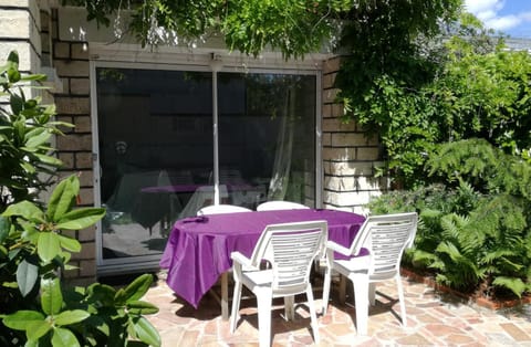 Patio, Spring, Day, Garden, Balcony/Terrace, Dining area, Garden view