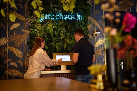 Staff, Staff, Lobby or reception, acessibility