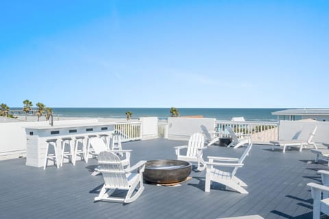 View (from property/room), Seating area, Sea view, sunbed
