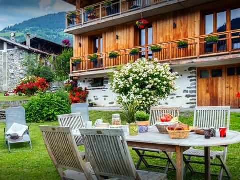 Property building, Day, Natural landscape, Summer, Garden, View (from property/room), Dining area, Garden view, Mountain view, sunbed