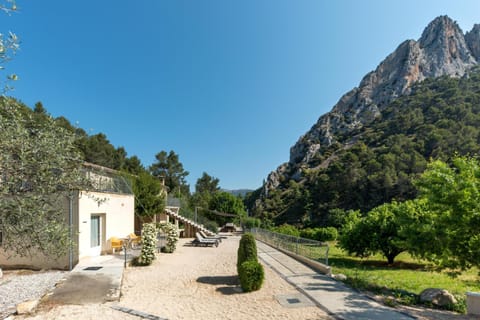 Property building, Nearby landmark, Natural landscape, Mountain view