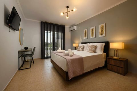 Bed, TV and multimedia, Balcony/Terrace, Photo of the whole room, Bedroom