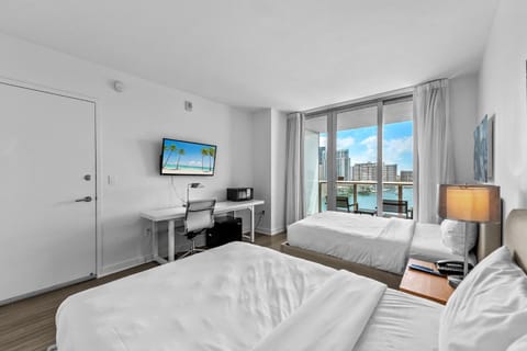 Water View Building With Pool - 5-Min Walk To The Beach - Cozy Studios Apartment hotel in Hallandale Beach