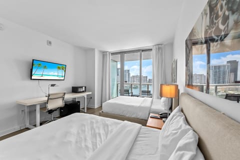 Water View Building With Pool - 5-Min Walk To The Beach - Cozy Studios Apartment hotel in Hallandale Beach