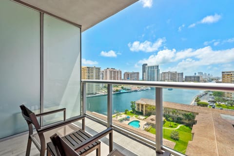 Water View Building With Pool - 5-Min Walk To The Beach - Cozy Studios Apartment hotel in Hallandale Beach