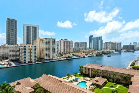 Water View Building With Pool - 5-Min Walk To The Beach - Cozy Studios Apartment hotel in Hallandale Beach