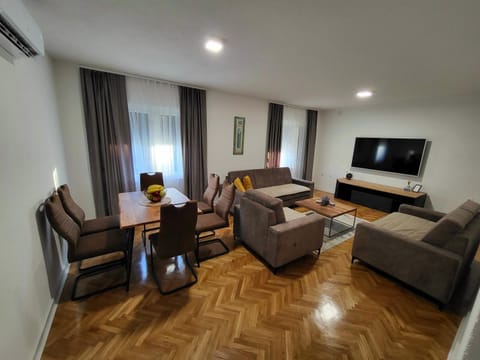 Communal lounge/ TV room, TV and multimedia, Living room, Seating area, Dining area