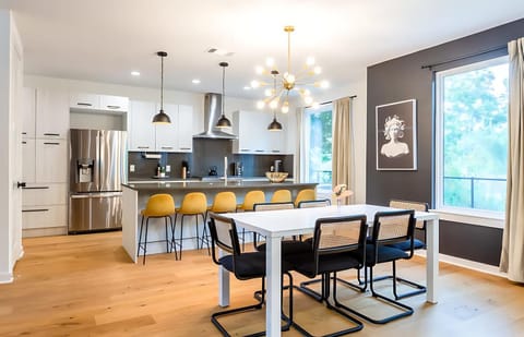 Kitchen or kitchenette, Dining area